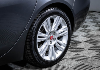 Подержанный автомобиль Jaguar XF Sedan 2017 года (10 фото)