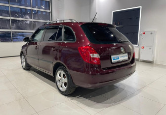 Подержанный автомобиль Skoda Fabia Hatchback 2012 года (6 фото)