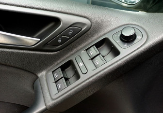 Подержанный автомобиль Volkswagen Golf Hatchback 2011 года (17 фото)