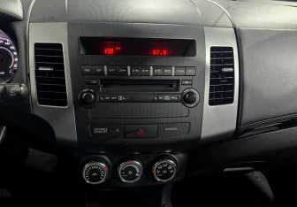 Подержанный автомобиль Peugeot 4007 2012 года (14 фото)