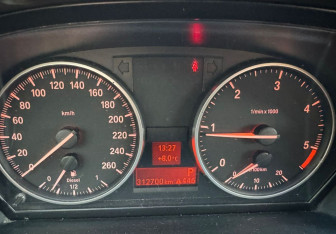 Подержанный автомобиль BMW X1 2010 года (12 фото)