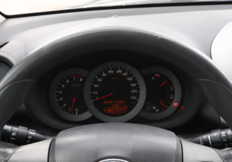 Подержанный автомобиль Toyota RAV4 2010 года (11 фото)