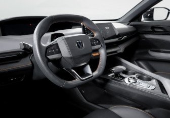 Подержанный автомобиль Changan UNI-V 2023 года (14 фото)