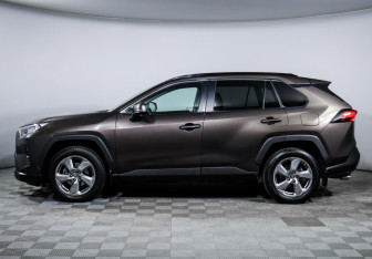 Подержанный автомобиль Toyota RAV4 2021 года (8 фото)