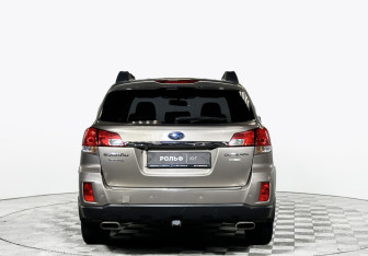 Подержанный автомобиль Subaru Outback Wagon 2013 года (6 фото)