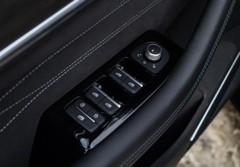 Подержанный автомобиль Geely Monjaro 2025 года (22 фото)