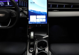 Подержанный автомобиль Geely Atlas 2024 года (15 фото)