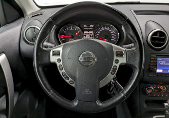 Подержанный автомобиль Nissan Qashqai 2012 года (23 фото)
