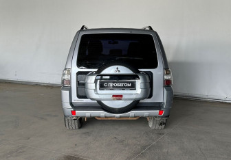 Подержанный автомобиль Mitsubishi Pajero 2011 года (5 фото)