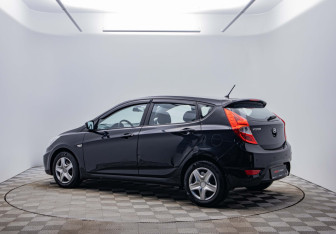 Подержанный автомобиль Hyundai Solaris Hatchback 2013 года (3 фото)
