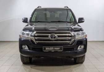 Подержанный автомобиль Toyota Land Cruiser Suv 2016 года (8 фото)