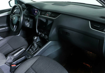 Подержанный автомобиль Skoda Octavia Liftback 2019 года (11 фото)