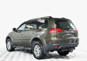 Подержанный автомобиль Mitsubishi Pajero Sport 2013 года (7 фото)