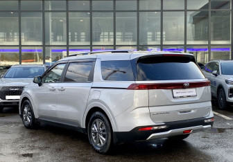 Подержанный автомобиль Kia Carnival 2021 года (7 фото)