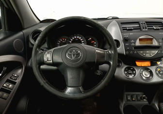 Подержанный автомобиль Toyota RAV4 2008 года (12 фото)
