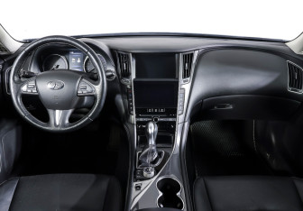 Подержанный автомобиль Infiniti Q50 2016 года (13 фото)