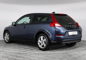 Подержанный автомобиль Volvo C30 2011 года (7 фото)
