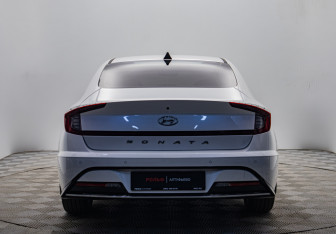 Подержанный автомобиль Hyundai Sonata 2021 года (4 фото)