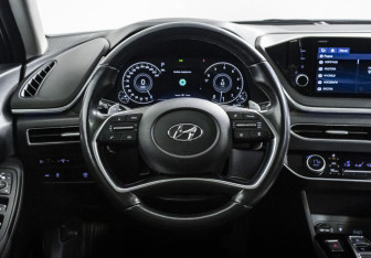 Подержанный автомобиль Hyundai Sonata 2019 года (12 фото)