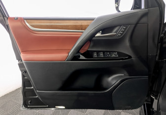 Подержанный автомобиль Lexus LX 2018 года (19 фото)