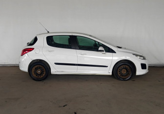 Подержанный автомобиль Peugeot 308 Hatchback 2011 года (8 фото)