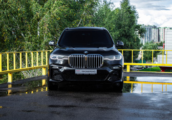 Подержанный автомобиль BMW X7 2019 года (2 фото)
