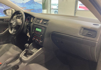 Подержанный автомобиль Volkswagen Jetta Sedan 2014 года (10 фото)