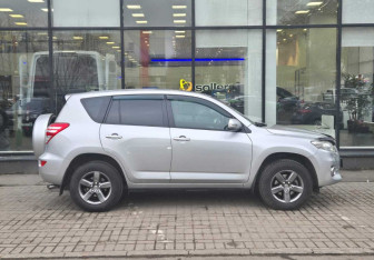 Подержанный автомобиль Toyota RAV4 2011 года (4 фото)
