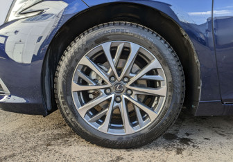 Подержанный автомобиль Lexus ES 2025 года (12 фото)