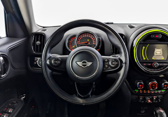 Подержанный автомобиль MINI Clubman Wagon 2017 года (21 фото)