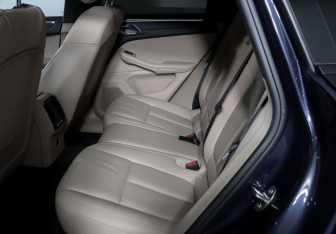 Подержанный автомобиль Porsche Macan 2019 года (10 фото)