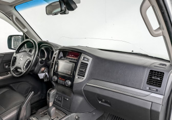 Подержанный автомобиль Mitsubishi Pajero 2017 года (11 фото)