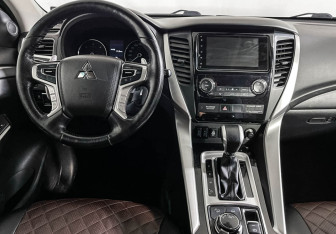 Подержанный автомобиль Mitsubishi Pajero Sport 2017 года (12 фото)