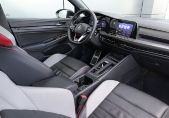 Подержанный автомобиль Volkswagen Golf GTI Hatchback 2022 года (9 фото)