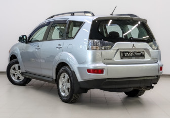 Подержанный автомобиль Mitsubishi Outlander 2011 года (7 фото)