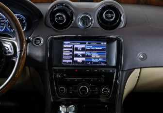 Подержанный автомобиль Jaguar XJ 2013 года (16 фото)