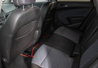 Подержанный автомобиль Opel Astra Sedan 2013 года (11 фото)