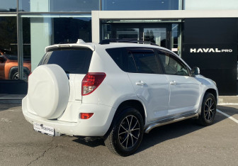 Подержанный автомобиль Toyota RAV4 2006 года (5 фото)