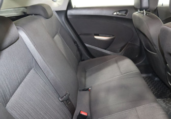 Подержанный автомобиль Opel Astra Hatchback 2011 года (22 фото)