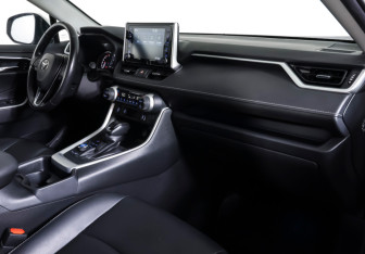 Подержанный автомобиль Toyota RAV4 2022 года (10 фото)