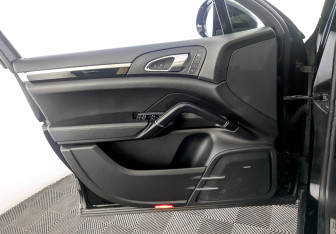 Подержанный автомобиль Porsche Cayenne 2017 года (19 фото)