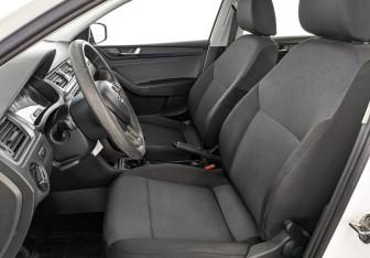 Подержанный автомобиль Skoda Rapid Liftback 2019 года (20 фото)