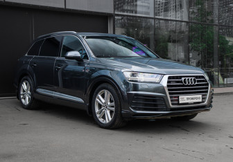 Подержанный автомобиль Audi Q7 2017 года (3 фото)