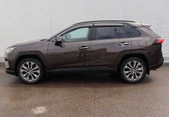 Подержанный автомобиль Toyota RAV4 2021 года (8 фото)