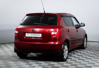 Подержанный автомобиль Skoda Fabia Hatchback 2008 года (5 фото)