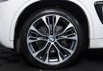 Подержанный автомобиль BMW X5 2014 года (21 фото)