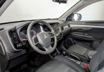 Подержанный автомобиль Mitsubishi Outlander 2014 года (16 фото)