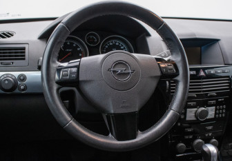 Подержанный автомобиль Opel Astra Hatchback 2013 года (15 фото)