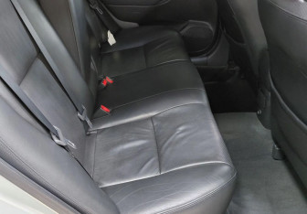 Подержанный автомобиль Toyota Avensis Sedan 2004 года (15 фото)