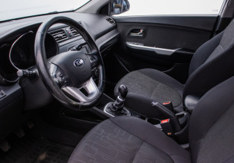 Подержанный автомобиль Kia Rio Hatchback 2013 года (10 фото)